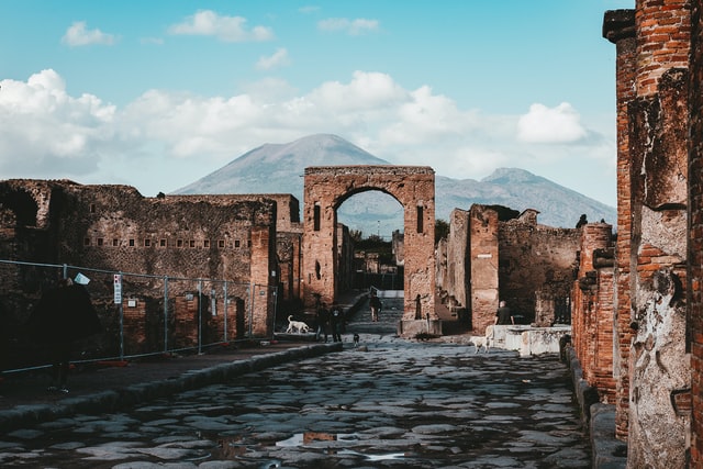Pompeji med Vesuvius i bakgrunden.