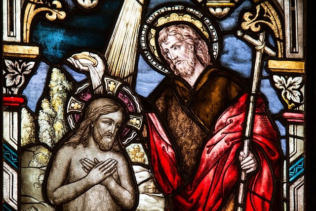 Ett kyrkofönster som föreställer Jesus från Nasaret som Guds son.