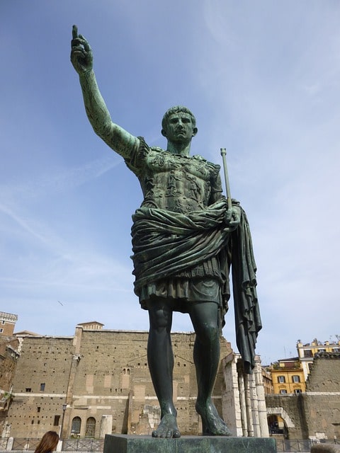 Staty över Julius Caesar.