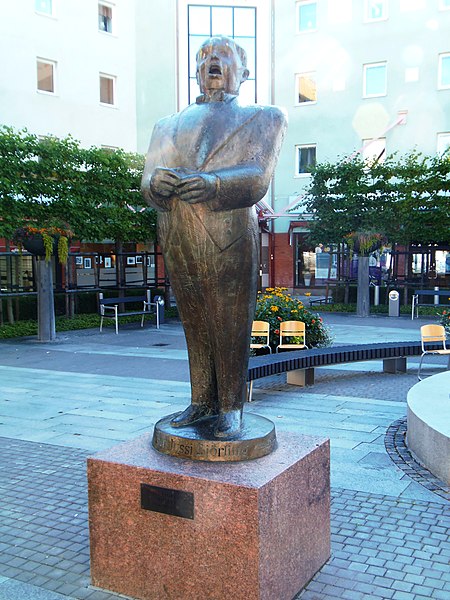 Staty över Jussi Björling på Jussi Björlings torg i Borlänge.